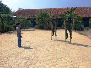 Budayakan Permianan Kreatif, Satgas TMMD Tegal Ajarkan Egrang