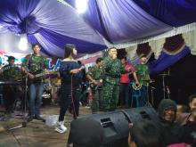 Letda Inf Sunaryo Hibur Warga Poncol