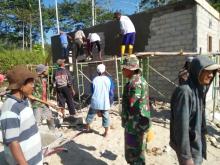 Selingi Canda, Satgas TMMD dan Warga Tetap Bekerja