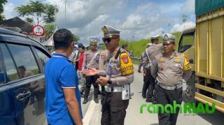 Kasat Lantas Polres Kampar Gelar Ramp Check dan Rikes Pengemudi di Gerbang Tol 