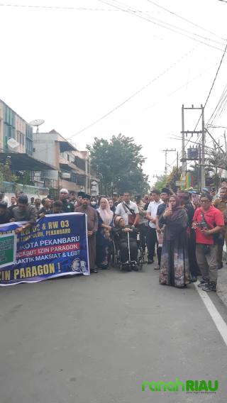 Penutupan New Paragon Picu Ketegangan, Massa Klaim digembok Setengah Hati oleh Aparat