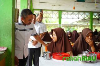 Antisipasi Kasus Keracunan, Gubri Abdul Wahid Terus Pantau Program MBG