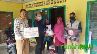 Penyaluran sembako di Kampung Tengah Sukajadi