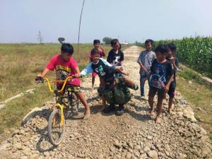 Asyiknya Bermain Bersama Anak Desa Di JUT