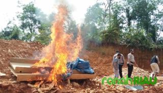 Tegas..! Polsek Hulu Kuantan Bakar Peralatan PETI di Dua Lokasi Sekaligus