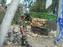 Satgas TMMD Bersama Masyarakat Bikin Gundukan Jalan