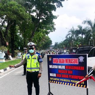 Tolong Seorang Ibu, Aksi Polisi Lantas Pekanbaru Ini Viral dan Dapat Pujian