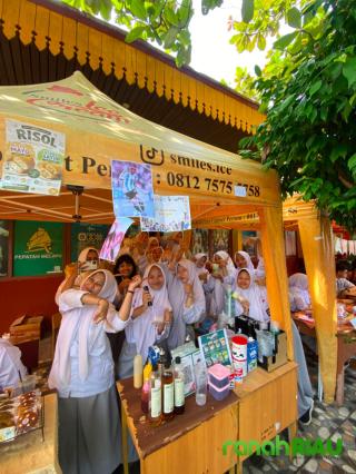 SMAN 5 Pekanbaru Latih Jiwa Wirausaha Siswa lewat Bazar OSIS