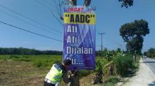 Upaya Cegah Laka Lantas Ini Menarik... Pasang Spanduk AADC Loch....