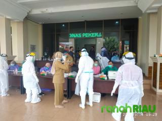 Guna Memutuskan Mata Rantai COVID-19, Dinas PUPR Bengkalis Lakukan Test Swab
