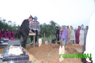 Pemakaman Personil Aiptu Zainal Arifin dilaksanakan dengan Khidmat
