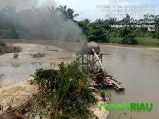 Polsek Kuantan Mudik Musnahkan Dua Unit Mesin Dompeng
