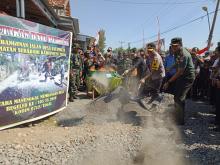 KB FKPPI Kota Bekasi Bantu Pengecoran Jalan Di Lokasi TMMD