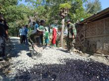 Sertu Ukuran ½ Jalan Mulai di Ratakan Untuk Jalan Poros