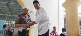 Kanit Laka Polres Bengkalis IPTU Edwi, Ikut Bazar Amal MDTA AL-Muttaqin Duri