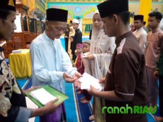 Malam Ramadhan ke 23, Pengurus Masjid Al-Mubarak Desa Senggoro Salurkan Santunan 48 Anak Yatim