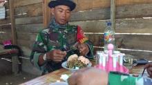 SATGAS TMMD LAHAP MAKAN DI RUMAH WARGA.