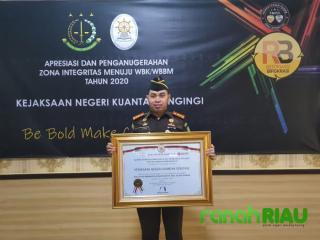 Kejari Kuansing Terima WBBM Dari MenPAN-RB