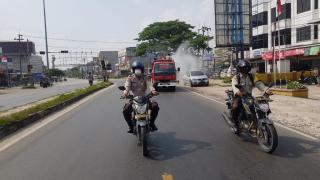 Polsek Mandau Antisipasi Penyebaran (Covid-19) Semprot Disinfektan Bersama Camat BanSol