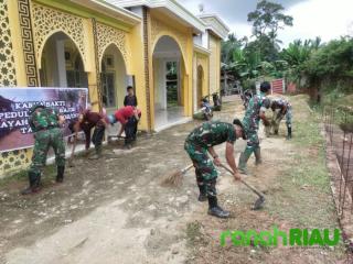Pasca Banjir,Sertu Tarmizi Anggota Koramil 08/KM Kodim 0302/Inhu Laksanakan Karya Bakti Membersihkan