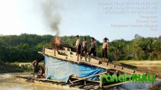 Bertindak Cepat, Polsek Kuantan Mudik, Bakar 4 Unit Rakit Dompeng Di Petapahan