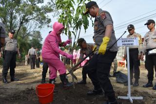 Program Kapolri, Polresta lakukan penanaman pohon serentak