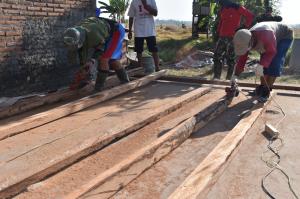 Masyarakat dibuat Kagum Lihat Kemampuan Sertu Indro Jadi Tukang Kayu