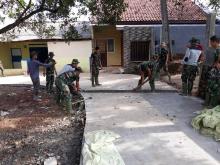 Cegah Genangan, Satgas TMMD Buat Sodetan Jalan Terusan Bagol