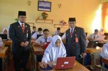 Kadisdikbud Dampingi PJ Bupati Kampar tinjau UNBK