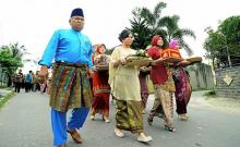 Meminang, Antar Tanda & Belanja