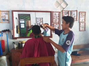 Tukang Cukur Jatimulya, Beri Harga Spesial Pada Satgas TMMD