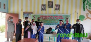 WPR DPRD Riau Salurkan Masker dan Face Shield Di SMPN 10 Tapung