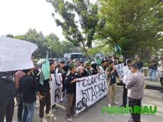 Angkat Tapera dan Isu Strategis, Ratusan Kader HMI Kota Pekanbaru gelar Aksi didepan Gedung DPRD
