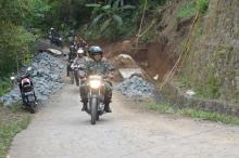 Medan Terjal, Danrem 081/DSJ Naik Trail Dibonceng Satgas TMMD