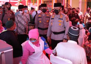 Kapolda Serahkan 1500 Dosis Vaksin, Bansos dan Bantuan Untuk Rumah Ibadah