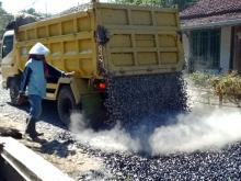 Truk Angkut Muat Material Aspal Tahap 2