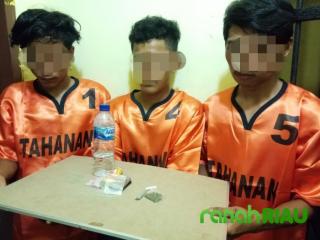 Polsek Singingi Amankan 3 Pria dan Barang Haram Jenis Shabu dan Ganja Kering