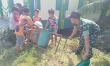 Ajari Anak-Anak di Desa TMMD Tentang Kebersihan Lingkungan