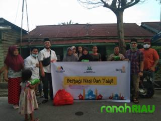 Pemuda Muhammadiyah Riau Berbagi 200 Makanan dan Takjil