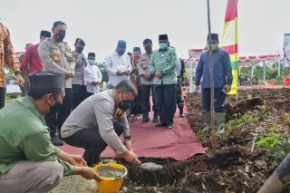 Kapolda Riau Letakkan Batu Pertama Pembangunan 2 Ponpes di Kabupaten Siak