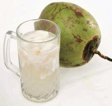Kikis Lemak Tubuh dengan Air Kelapa