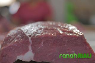 Jelang Tahun Baru, Harga daging Sapi di Pasar Sail Pekanbaru bertahan di Rp140 Ribu