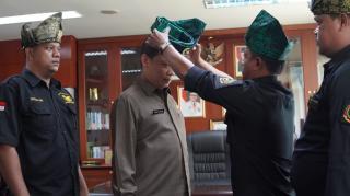 Dihari Jadi, Sekwan DPRD Riau Didaulat Jadi Dewan Kehormatan Sambang Gagak Hitam