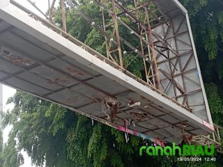 Dikeluhkan Warga, Billboard Raksasa di Kota Bengkalis Mengancam Pengguna Jalan