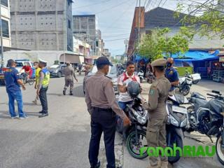 Tim Gabungan Ops KRYT Gelar Razia dan Berikan Sosialisasi Prokes ke Masyarakat
