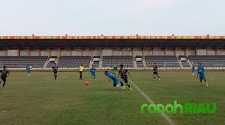 Masuki Semi Final, penuh adegan saling jegal gawang ditengah cuaca yang mendung