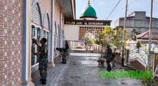 Personel TMMD 116 Gelar Karya Bakti di Mesjid Desa Pengalihan Keritang