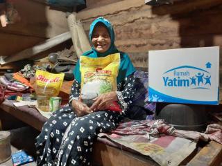 Demi Mencukupi Kebutuhan, Lansia Ini Berjalan Kaki 10 KM Untuk Cari Buah Pinang