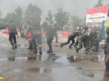 Tuang Menuang Minuman Bukti Keharmonisan TNI dan Warga