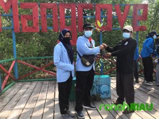 KKN Mahasiswa Unri tanam Mangrove dalam Peringatan Hari mangrove sedunia